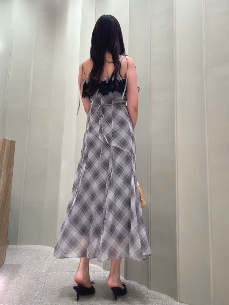 グレー系のワンピース、ブラウン系のカーディガン/ボレロ、ブラック系のサンダルを着用したレディースの夏コーディネートの6枚目の写真