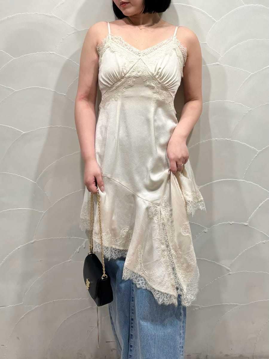 ベージュ系のテーラードジャケット、ブルー系のデニムパンツ、ホワイト系のキャミソールを着用したレディースの春コーディネートの4枚目の写真