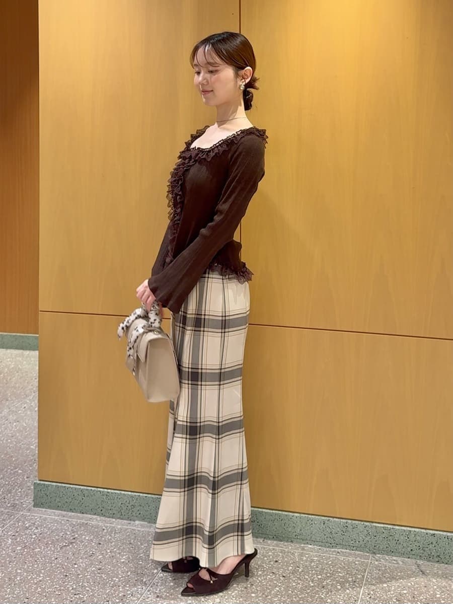 その他のスカート、ブラウン系のニット/セーター、ブラウン系のサンダルを着用したレディースの夏コーディネートの2枚目の写真