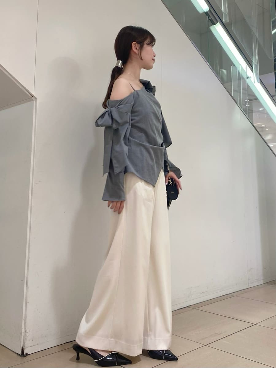 ホワイト系のその他パンツ、ブラック系のパンプス、ブラック系のショルダーバッグを着用したレディースの冬コーディネートの2枚目の写真