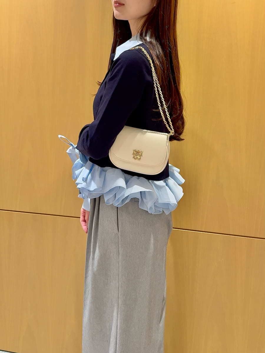 ブラック系のブーツ、グレー系のその他パンツ、ブルー系のニット/セーターを着用したレディースの冬コーディネートの7枚目の写真