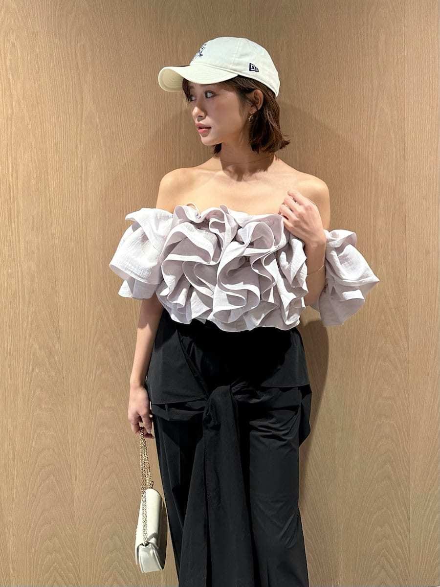 ブラック系のその他パンツ、グレー系のシャツ/ブラウス、ホワイト系のショルダーバッグを着用したレディースの春コーディネートの5枚目の写真