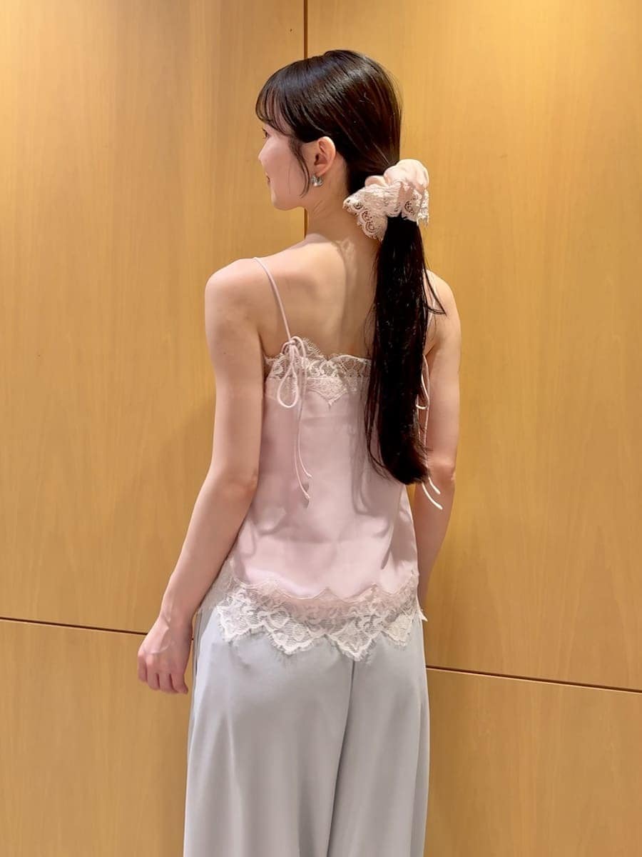 シルバー系のその他パンツ、ピンク系のキャミソール、ホワイト系のカーディガン/ボレロを着用したレディースの春コーディネートの9枚目の写真