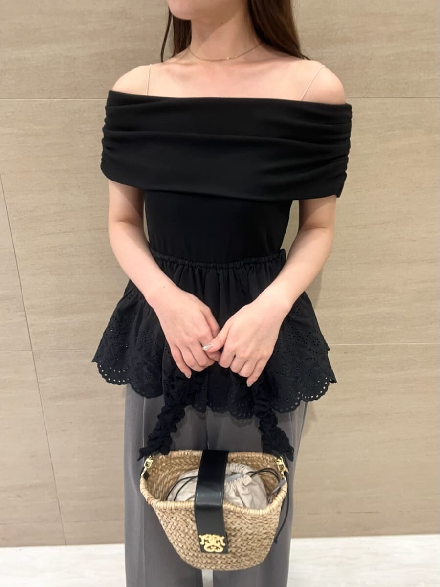 ブラック系のTシャツ/カットソー、グレー系のその他パンツ、ブラック系のかごバッグを着用したレディースの夏コーディネートの5枚目の写真