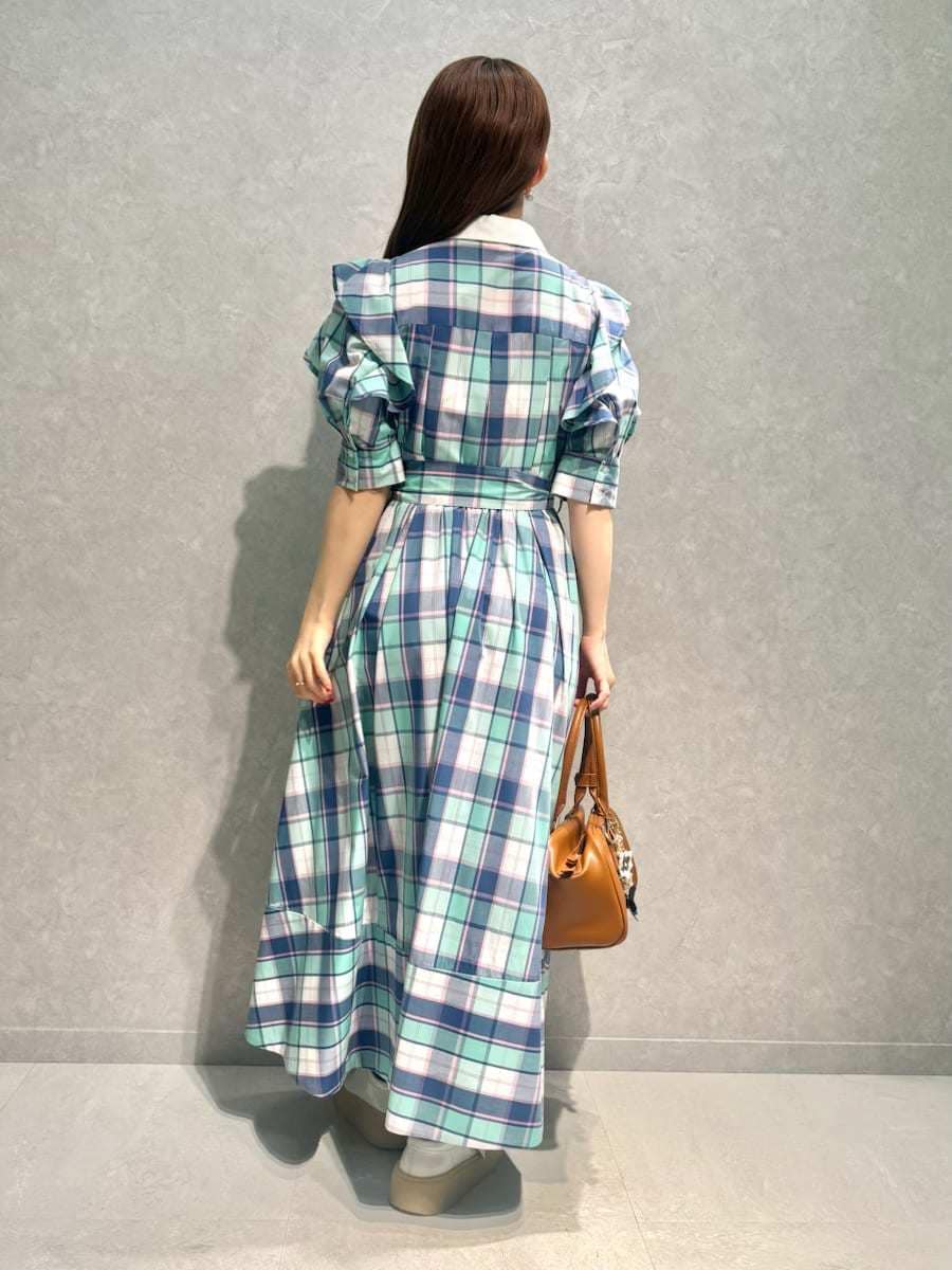 その他のワンピース、イエロー系のボストンバッグ、ホワイト系のその他シューズを着用したレディースの春コーディネートの3枚目の写真