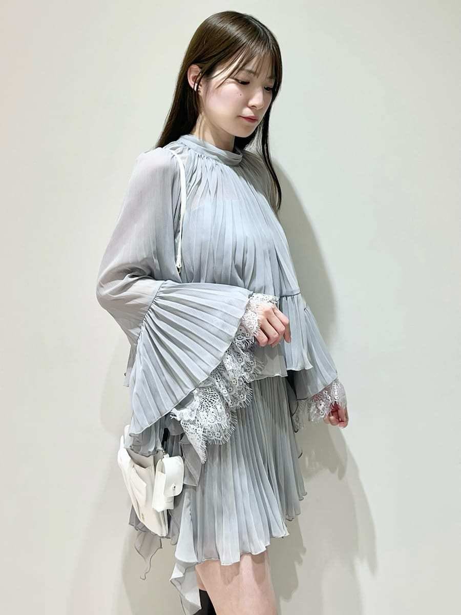 グレー系のブーツ、ホワイト系のショルダーバッグを着用したレディースの春コーディネートの2枚目の写真