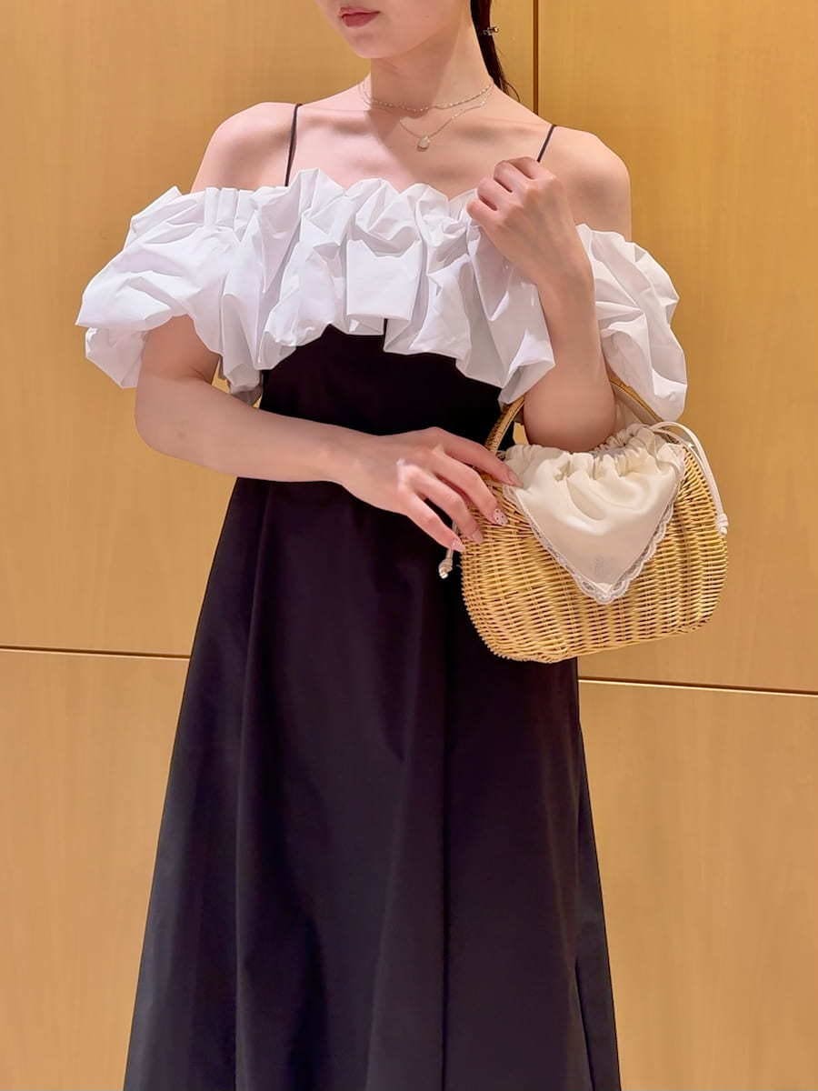 ホワイト系のかごバッグ、その他のワンピース、その他のサンダルを着用したレディースの夏コーディネートの7枚目の写真