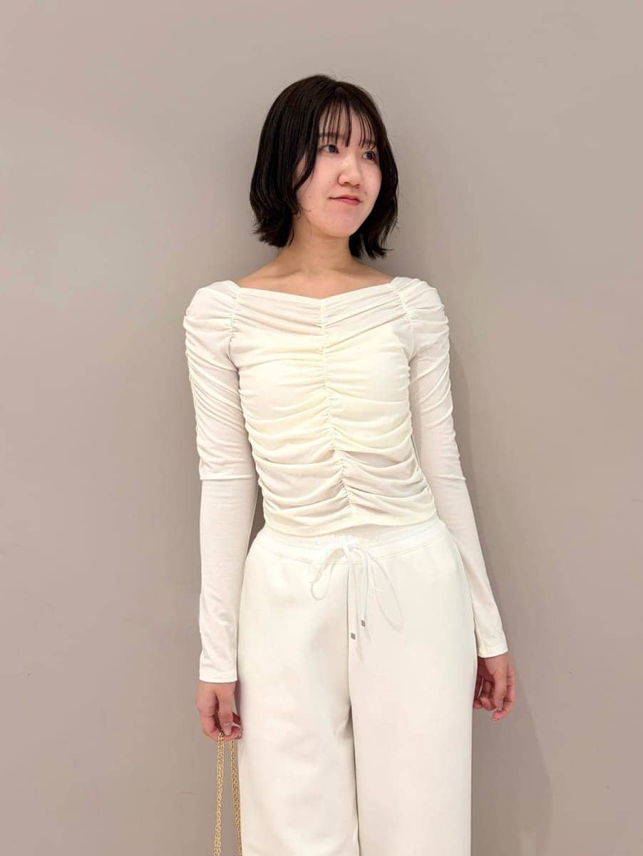 ホワイト系のスウェットパンツ、ホワイト系のノーカラージャケット、ホワイト系のTシャツ/カットソーを着用したレディースの冬コーディネートの5枚目の写真