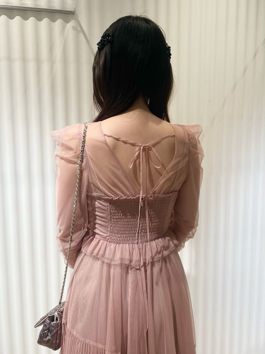 パープル系のショルダーバッグ、ブラック系のヘアピンを着用したレディースの秋コーディネートの7枚目の写真