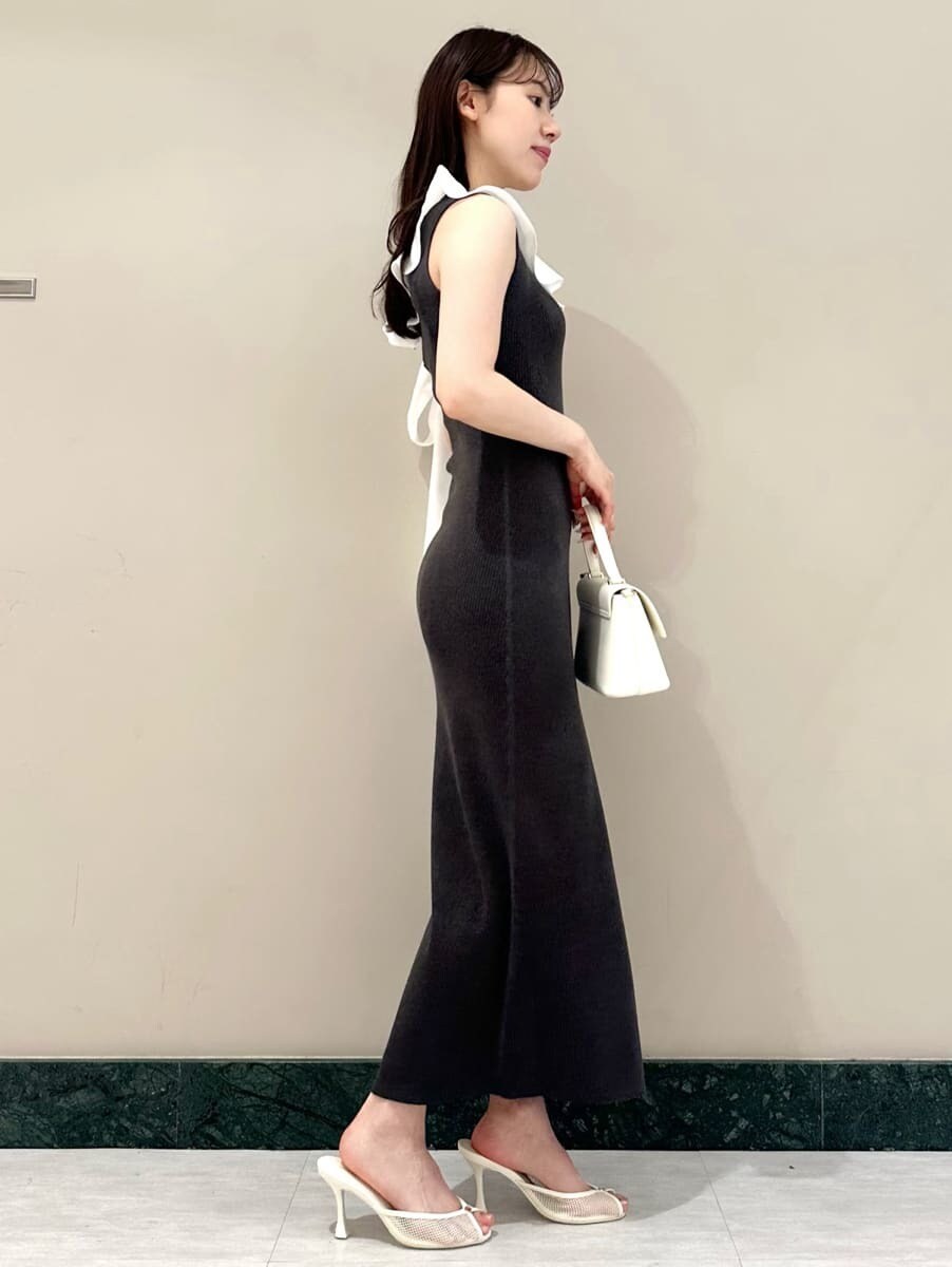 グレー系のワンピース、ホワイト系のショルダーバッグを着用したレディースの夏コーディネートの3枚目の写真