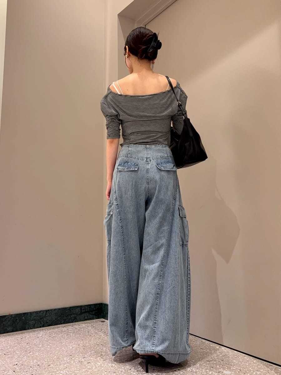 ブルー系のその他パンツ、その他のキャミソール、ブラック系のサンダルを着用したレディースの夏コーディネートの4枚目の写真