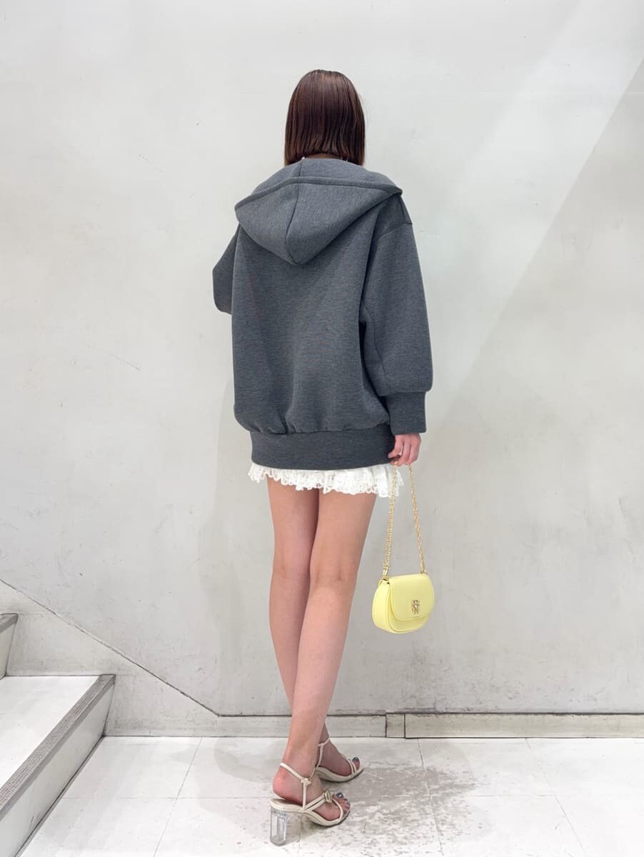 ホワイト系のその他パンツ、ホワイト系のシャツ/ブラウス、イエロー系のショルダーバッグを着用したレディースの春コーディネートの4枚目の写真