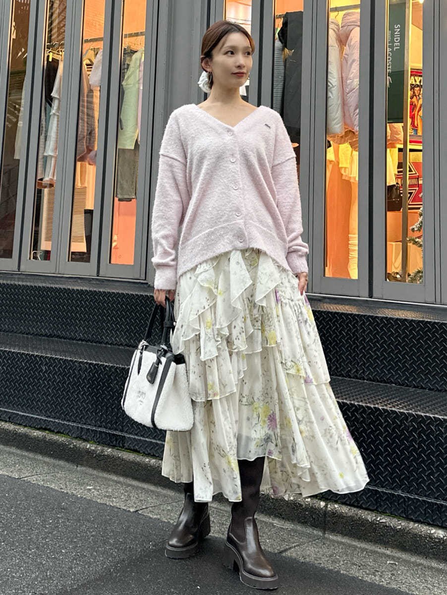 ピンク系のカーディガン/ボレロ、その他のスカート、ブラック系のハンドバッグを着用したレディースの秋コーディネートの6枚目の写真