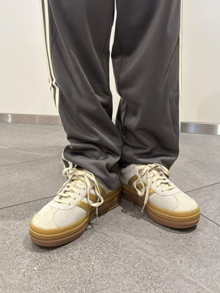 グリーン系のTシャツ/カットソー、グレー系のその他パンツ、ホワイト系のボストンバッグを着用したレディースの冬コーディネートの6枚目の写真