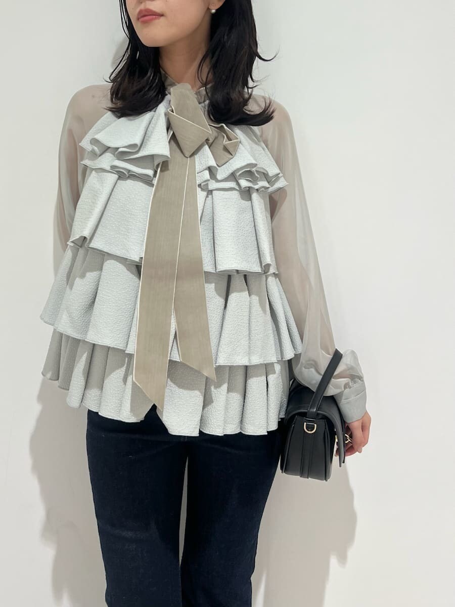 ブラック系のハンドバッグ、ブルー系のその他パンツ、グリーン系のドレスを着用したレディースの冬コーディネートの4枚目の写真