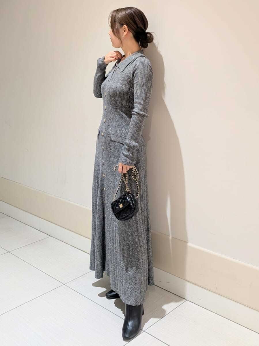 その他のワンピース、ベージュ系のチェスターコート、ブラック系のブーツを着用したレディースの秋コーディネートの5枚目の写真