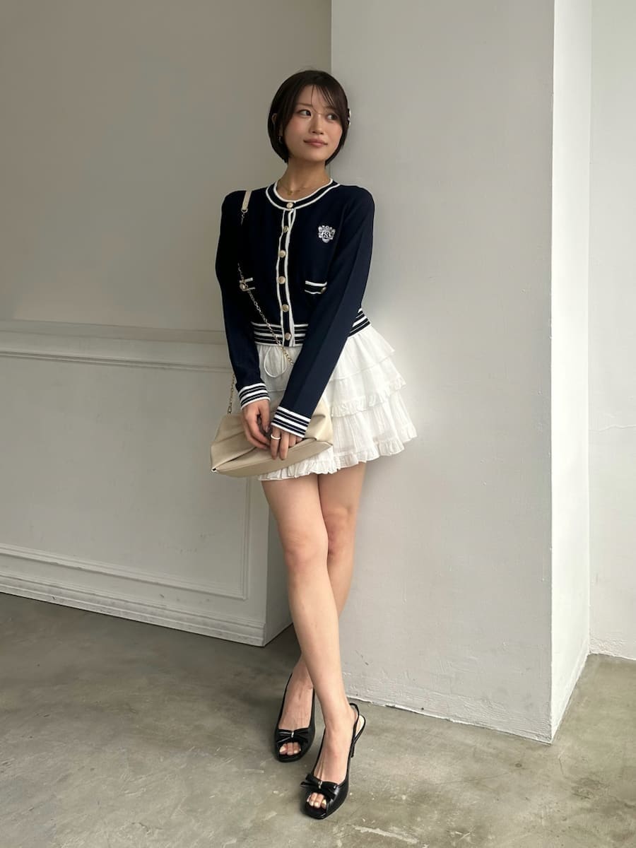 ブルー系のカーディガン/ボレロ、ホワイト系のその他パンツを着用したレディースの春コーディネートの2枚目の写真