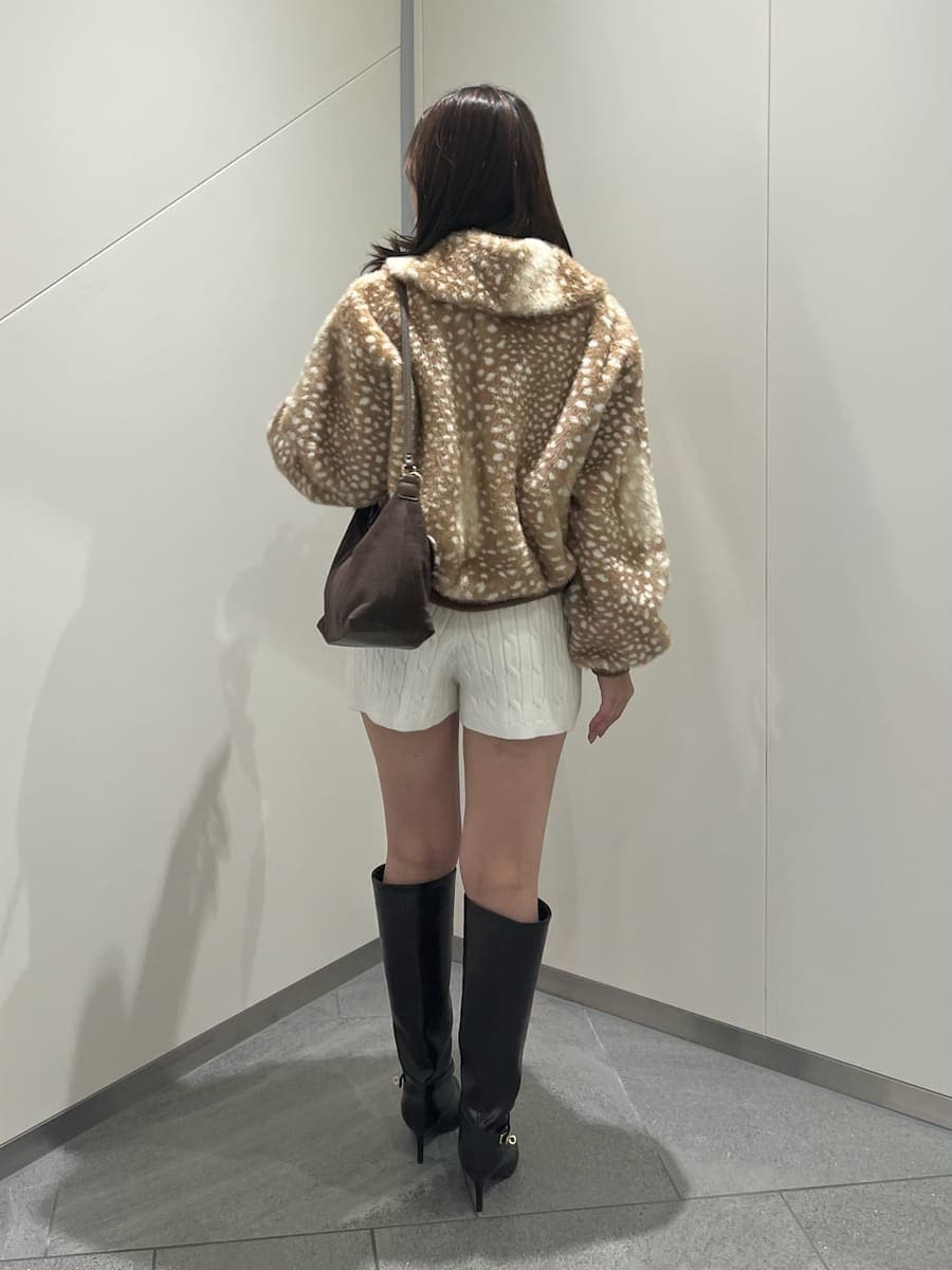 その他のブルゾン、ホワイト系のその他パンツ、ブラウン系のニット/セーターを着用したレディースの秋コーディネートの3枚目の写真