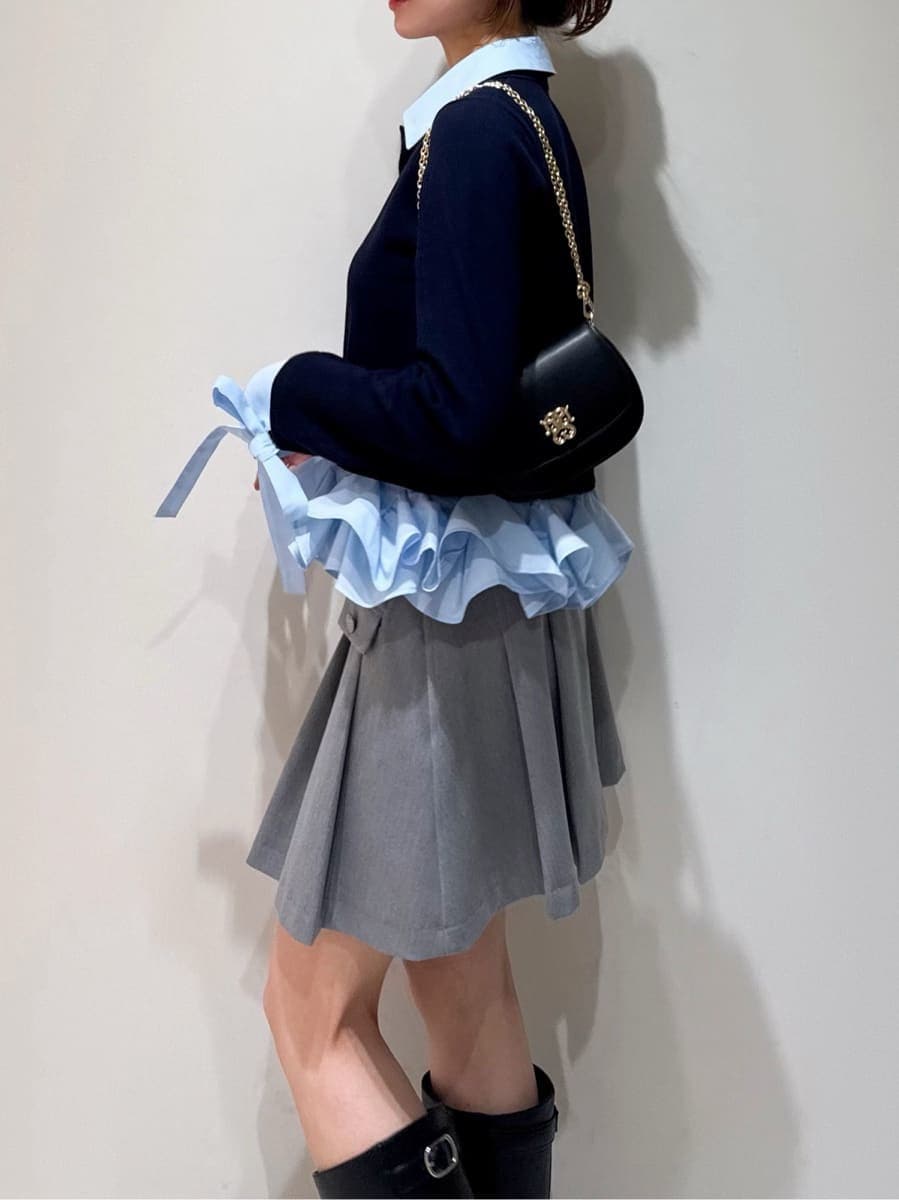 ホワイト系のトレンチコート、グレー系のスカート、ブルー系のニット/セーターを着用したレディースの冬コーディネートの7枚目の写真