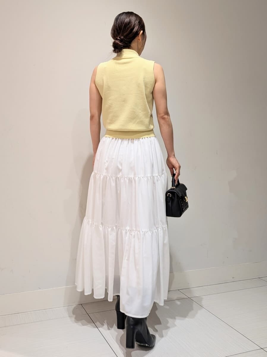 グリーン系のワンピース、ブラック系のブーツ、ブラック系のショルダーバッグを着用したレディースの夏コーディネートの5枚目の写真