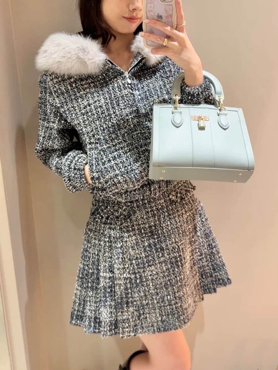 ブラック系のブーツ、ブルー系のブルゾン、ブルー系のスカートを着用したレディースの冬コーディネートの5枚目の写真