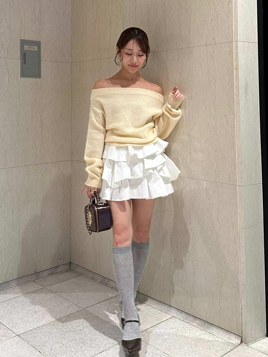 ホワイト系のその他パンツ、イエロー系のニット/セーター、ブラウン系のパンプスを着用したレディースの秋コーディネートの2枚目の写真
