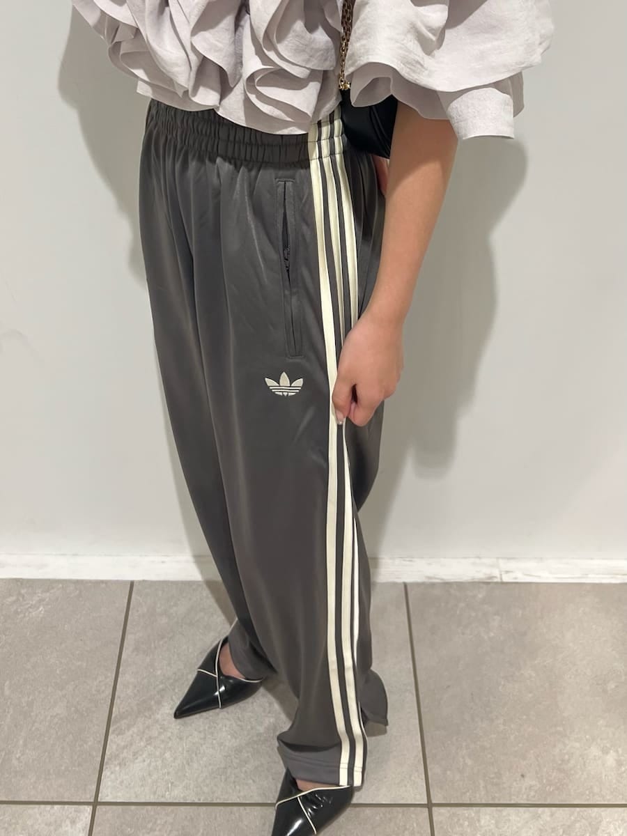 グレー系のシャツ/ブラウス、グレー系のその他パンツ、ブラック系のパンプスを着用したレディースの冬コーディネートの4枚目の写真