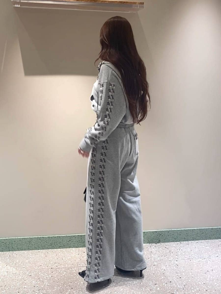 グレー系のその他パンツ、グレー系のパーカー、ブラック系のサンダルを着用したレディースの秋コーディネートの4枚目の写真
