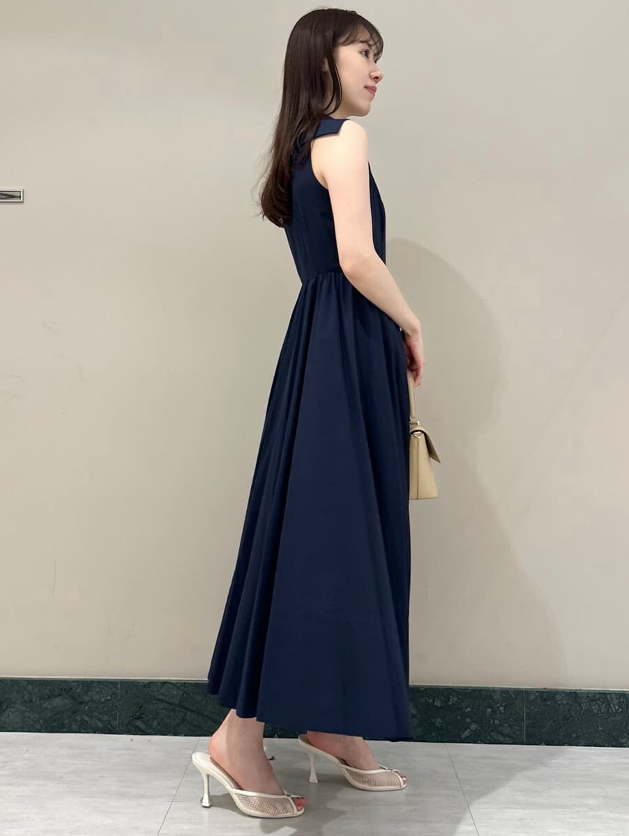 ブルー系のワンピース、ベージュ系のショルダーバッグを着用したレディースの夏コーディネートの4枚目の写真