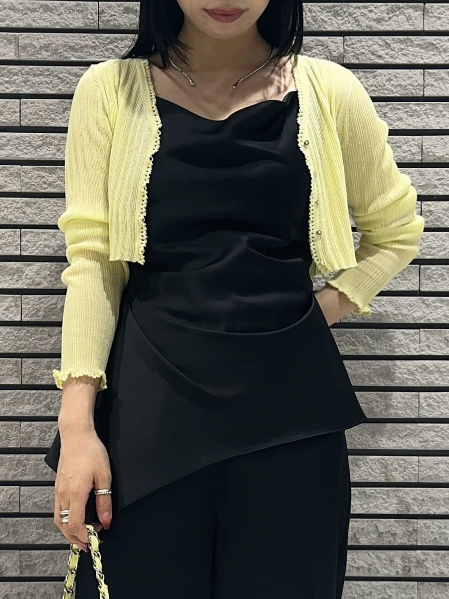 ブラック系のパンプス、ブラック系のつなぎ/オールインワン、イエロー系のカーディガン/ボレロを着用したレディースの夏コーディネートの2枚目の写真
