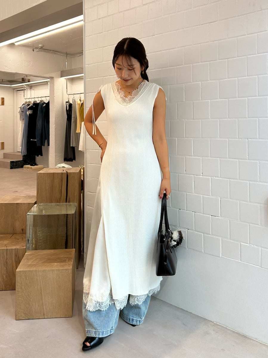 ホワイト系のキャミソール、ブルー系のデニムパンツ、ホワイト系のワンピースを着用したレディースの夏コーディネートの3枚目の写真