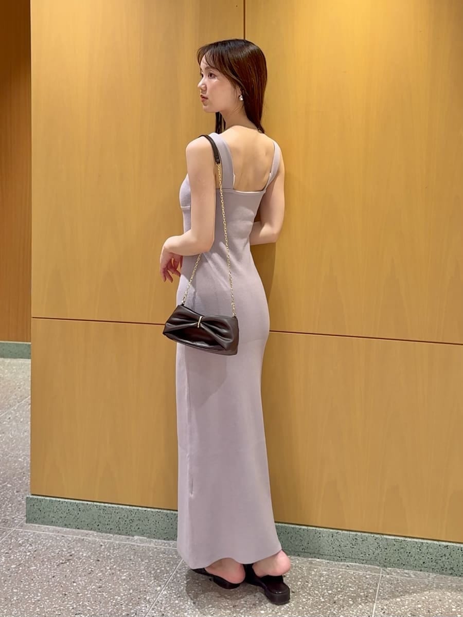 パープル系のワンピースを着用したレディースの夏コーディネートの4枚目の写真