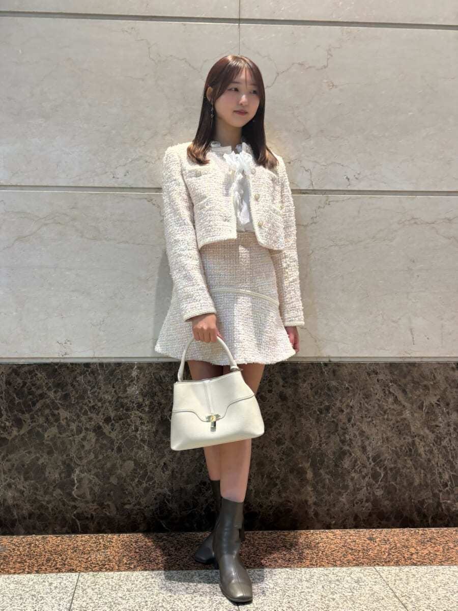 その他のノーカラージャケット、その他のスカート、ホワイト系のシャツ/ブラウスを着用したレディースの冬コーディネートの2枚目の写真