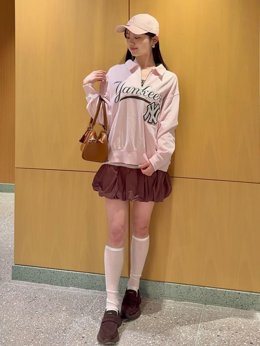 その他のワンピース、ピンク系のスウェット、イエロー系のボストンバッグを着用したレディースの春コーディネートの2枚目の写真