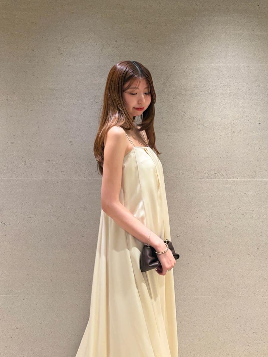 ホワイト系のワンピース、ブラック系のサンダルを着用したレディースの夏コーディネートの3枚目の写真