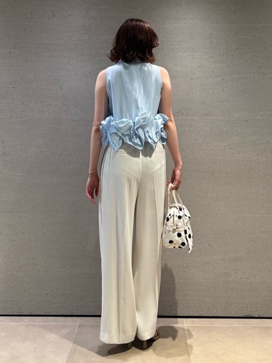 ホワイト系のその他パンツ、ブルー系のシャツ/ブラウス、ホワイト系のショルダーバッグを着用したレディースの夏コーディネートの4枚目の写真