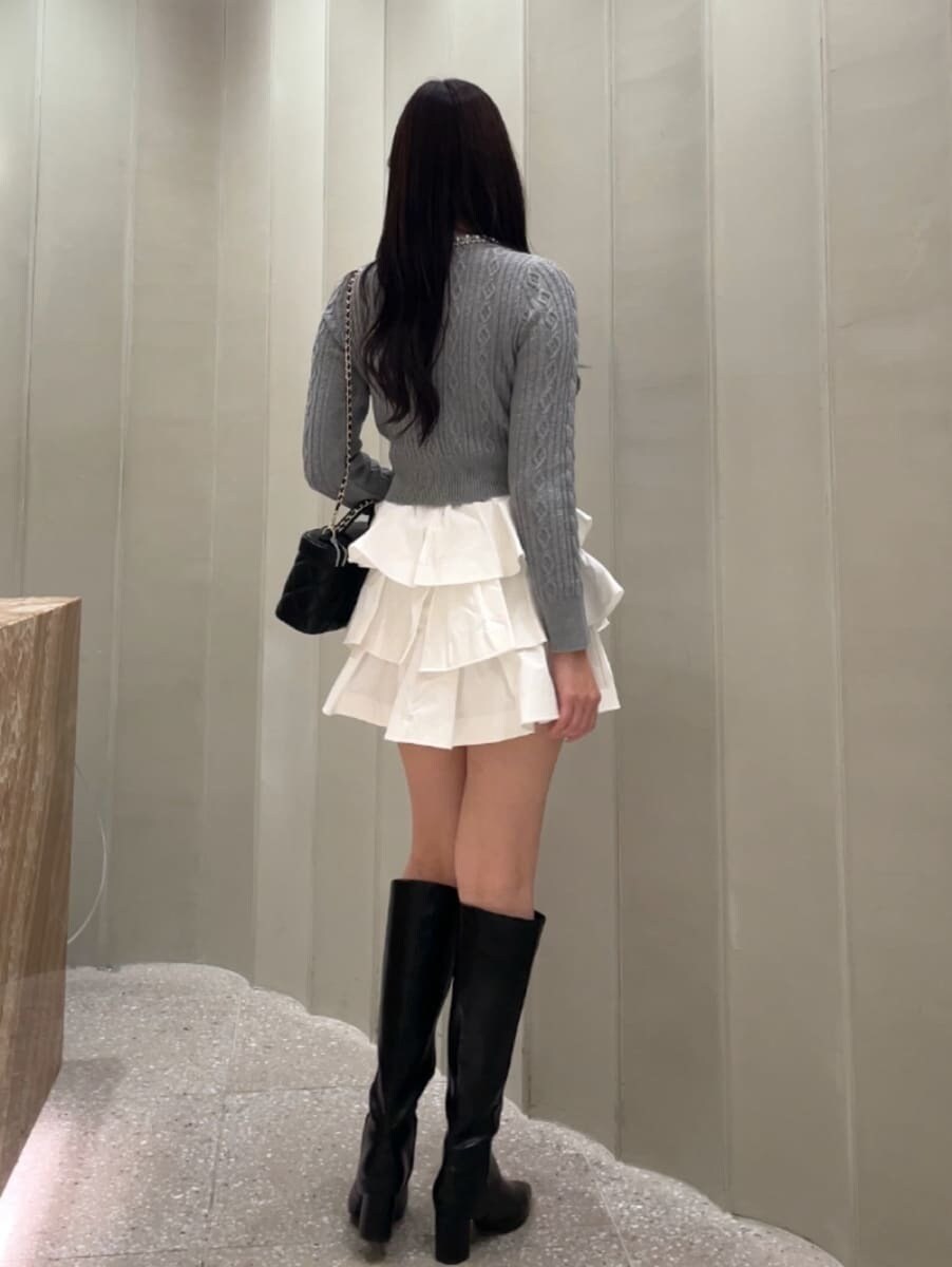 ホワイト系のその他パンツ、グレー系のニット/セーター、ブラック系のブーツを着用したレディースの秋コーディネートの6枚目の写真