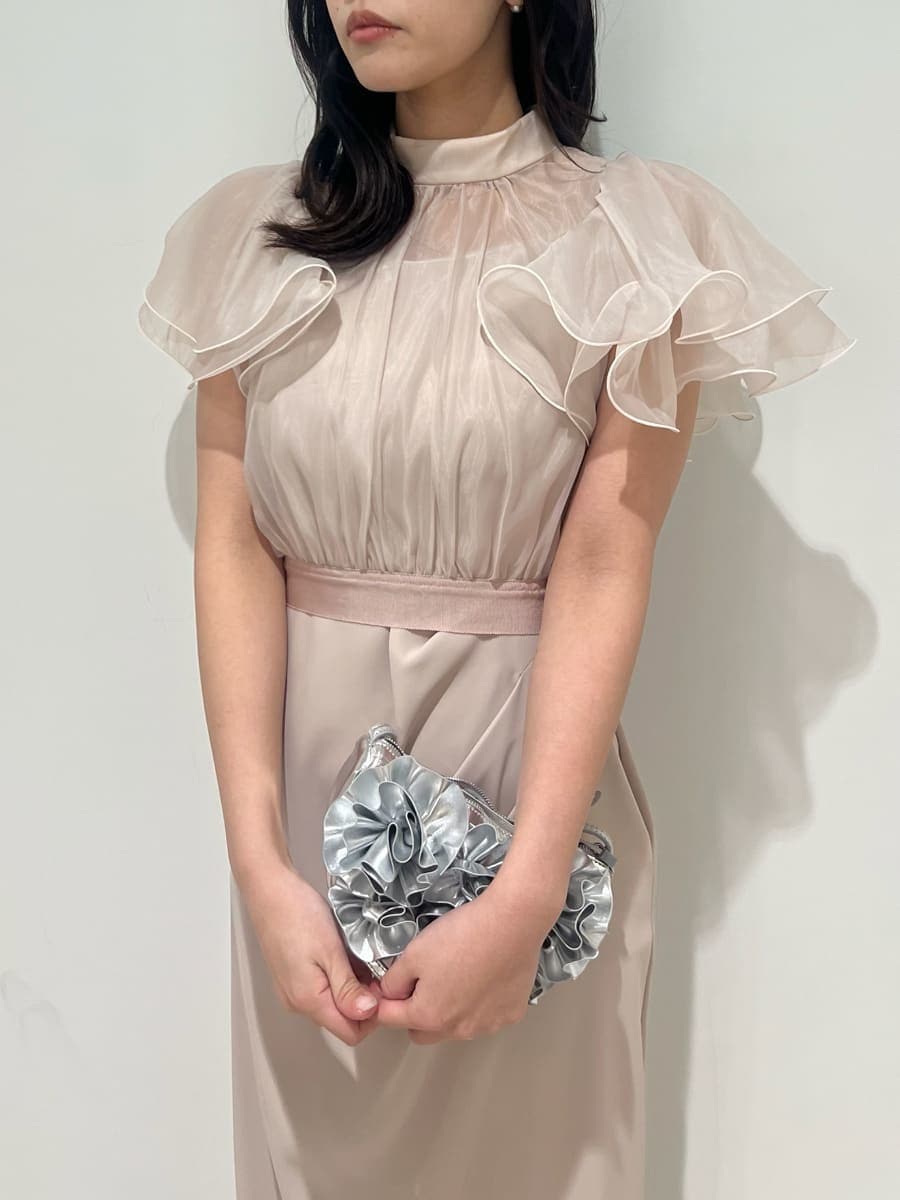 ピンク系のワンピース、シルバー系のハンドバッグを着用したレディースの冬コーディネートの4枚目の写真