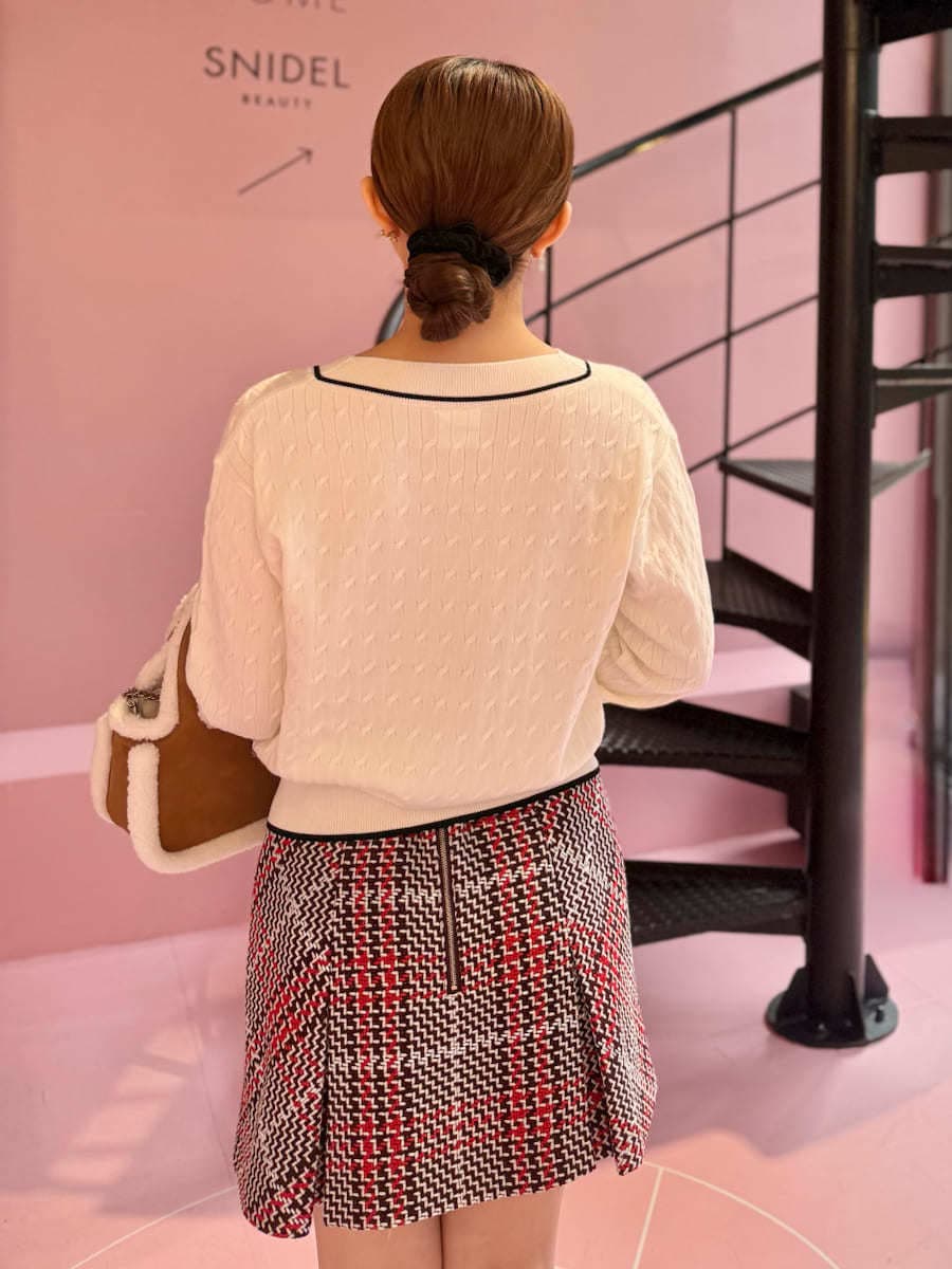 ブラック系のテーラードジャケット、ホワイト系のニット/セーター、レッド系のスカートを着用したレディースの秋コーディネートの7枚目の写真