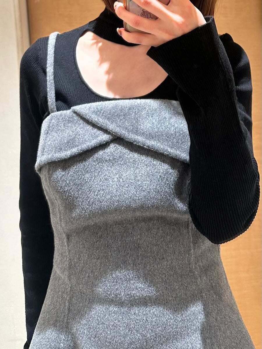 ホワイト系のカーディガン/ボレロ、グレー系のワンピース、ブラウン系のニット/セーターを着用したレディースの秋コーディネートの3枚目の写真