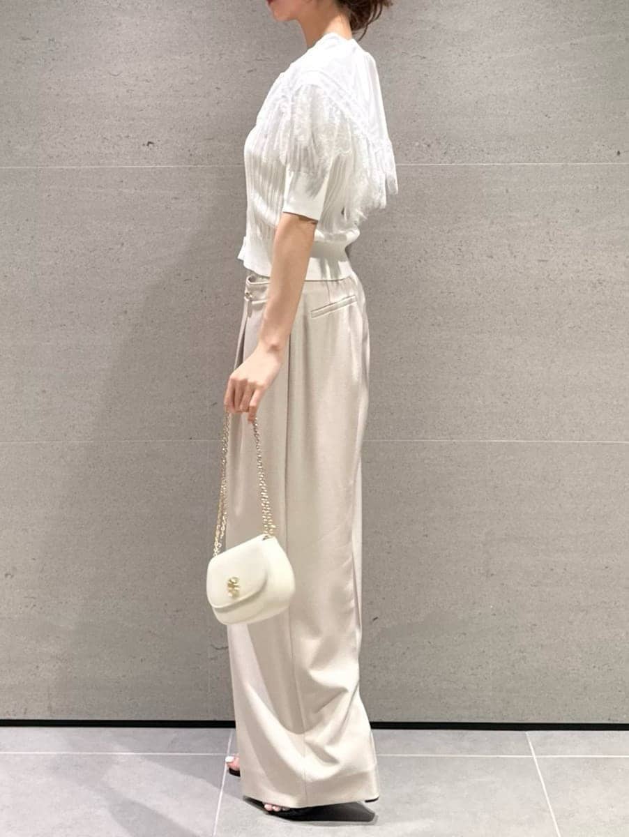 ベージュ系のその他パンツ、ホワイト系のカーディガン/ボレロ、ホワイト系のショルダーバッグを着用したレディースの春コーディネートの2枚目の写真