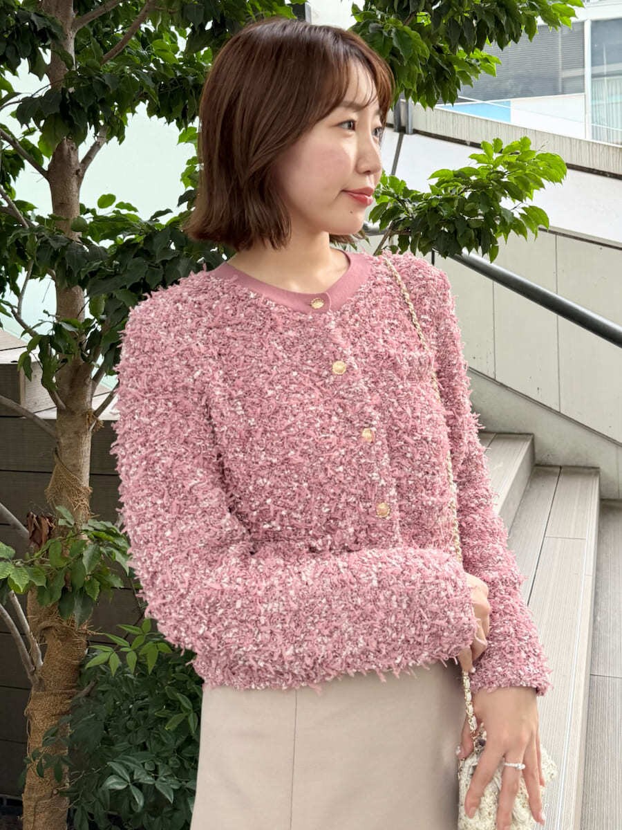 ピンク系のカーディガン/ボレロ、ベージュ系のスカート、ホワイト系のショルダーバッグを着用したレディースの夏コーディネートの5枚目の写真