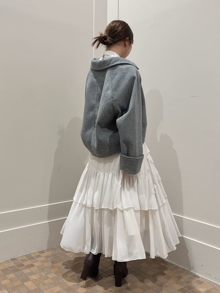 グレー系のブルゾン、ホワイト系のシャツ/ブラウス、ホワイト系のスカートを着用したレディースの秋コーディネートの3枚目の写真