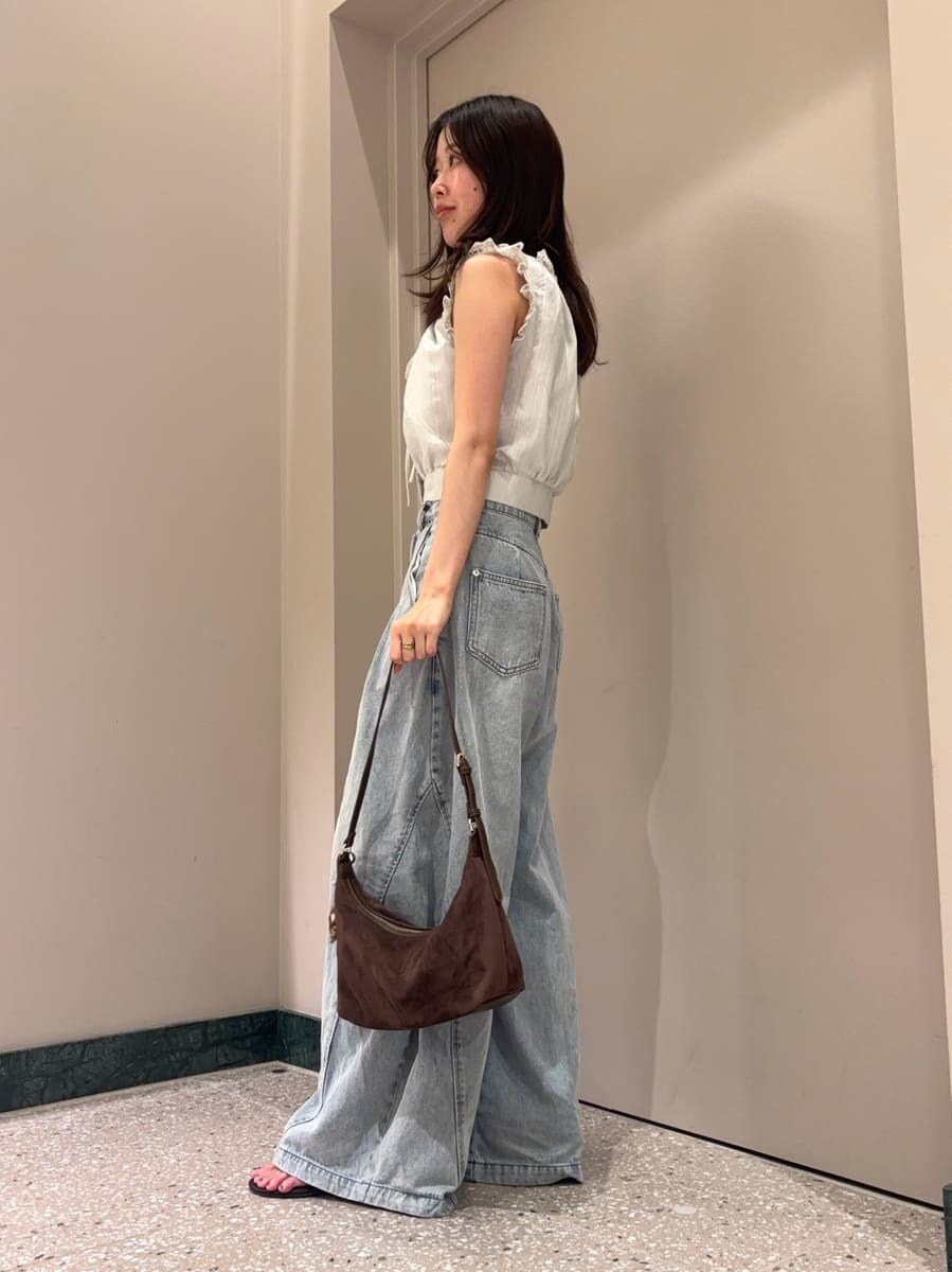 ブルー系のデニムパンツ、ブラウン系のサンダル、グリーン系のシャツ/ブラウスを着用したレディースの夏コーディネートの3枚目の写真