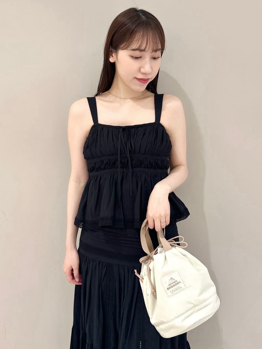 ブラック系のシャツ/ブラウス、ブラック系のスカート、ブラック系のサンダルを着用したレディースの夏コーディネートの2枚目の写真