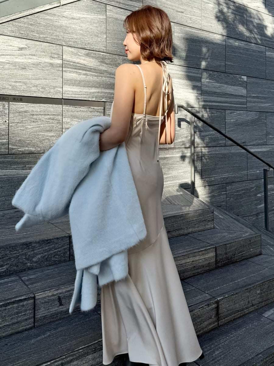 ブルー系のチェスターコート、ホワイト系のワンピースを着用したレディースの冬コーディネートの10枚目の写真