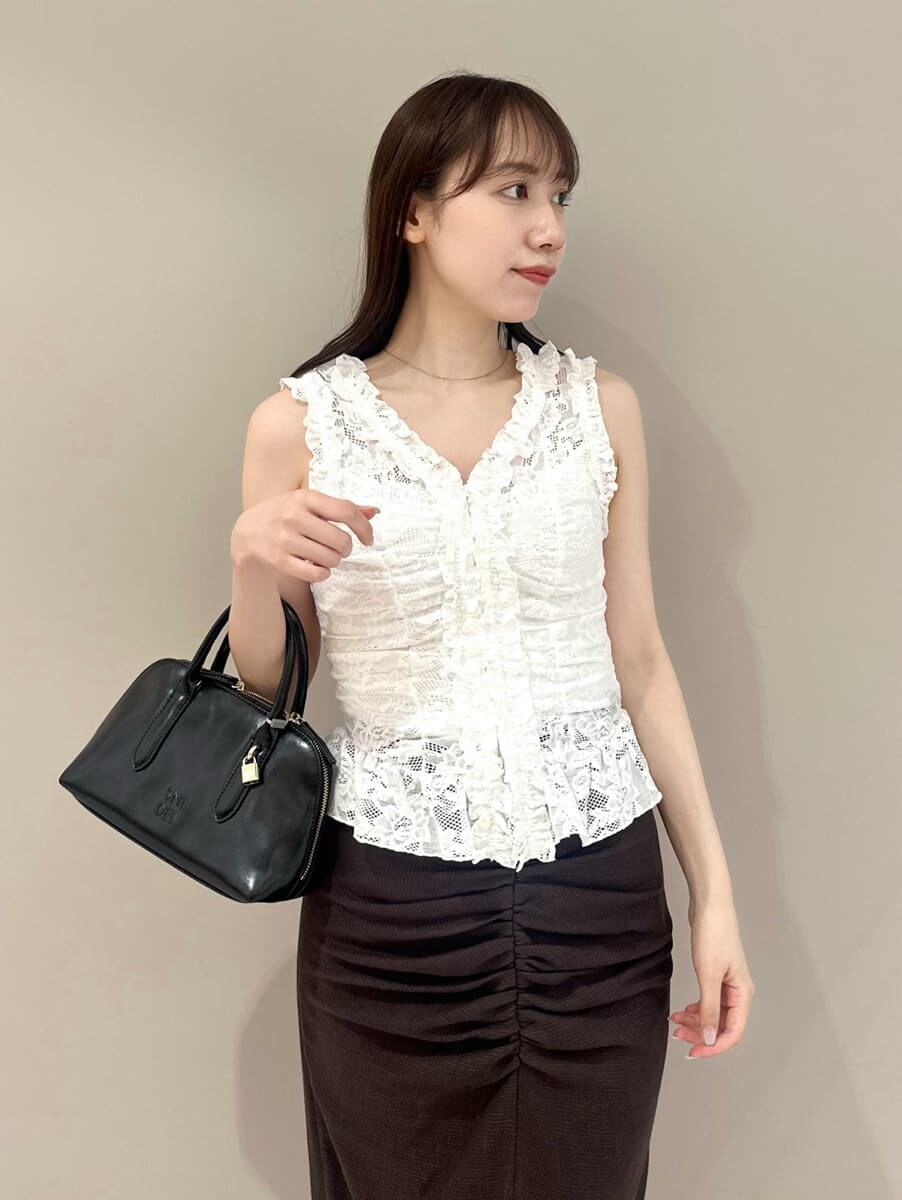 ホワイト系のTシャツ/カットソー、ブラウン系のスカート、ブラック系のボストンバッグを着用したレディースの夏コーディネートの2枚目の写真