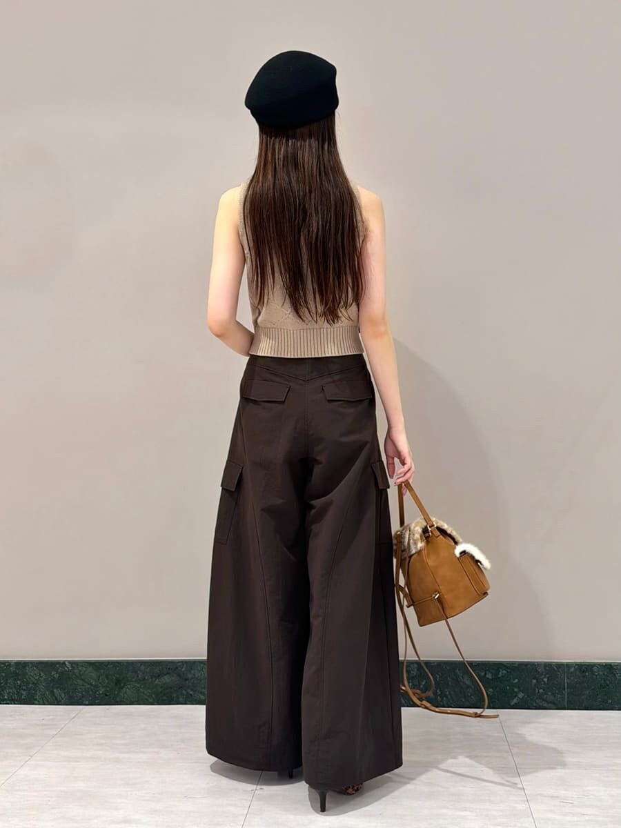 ブラウン系のその他パンツ、ベージュ系のニット/セーター、その他のバックパック/リュックを着用したレディースの夏コーディネートの3枚目の写真
