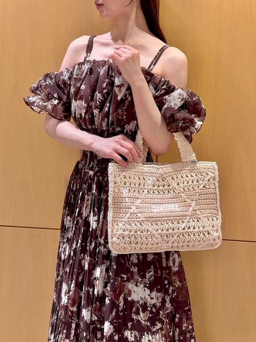 ブラウン系のワンピース、ブラウン系のサンダル、ベージュ系のトートバッグを着用したレディースの春コーディネートの7枚目の写真