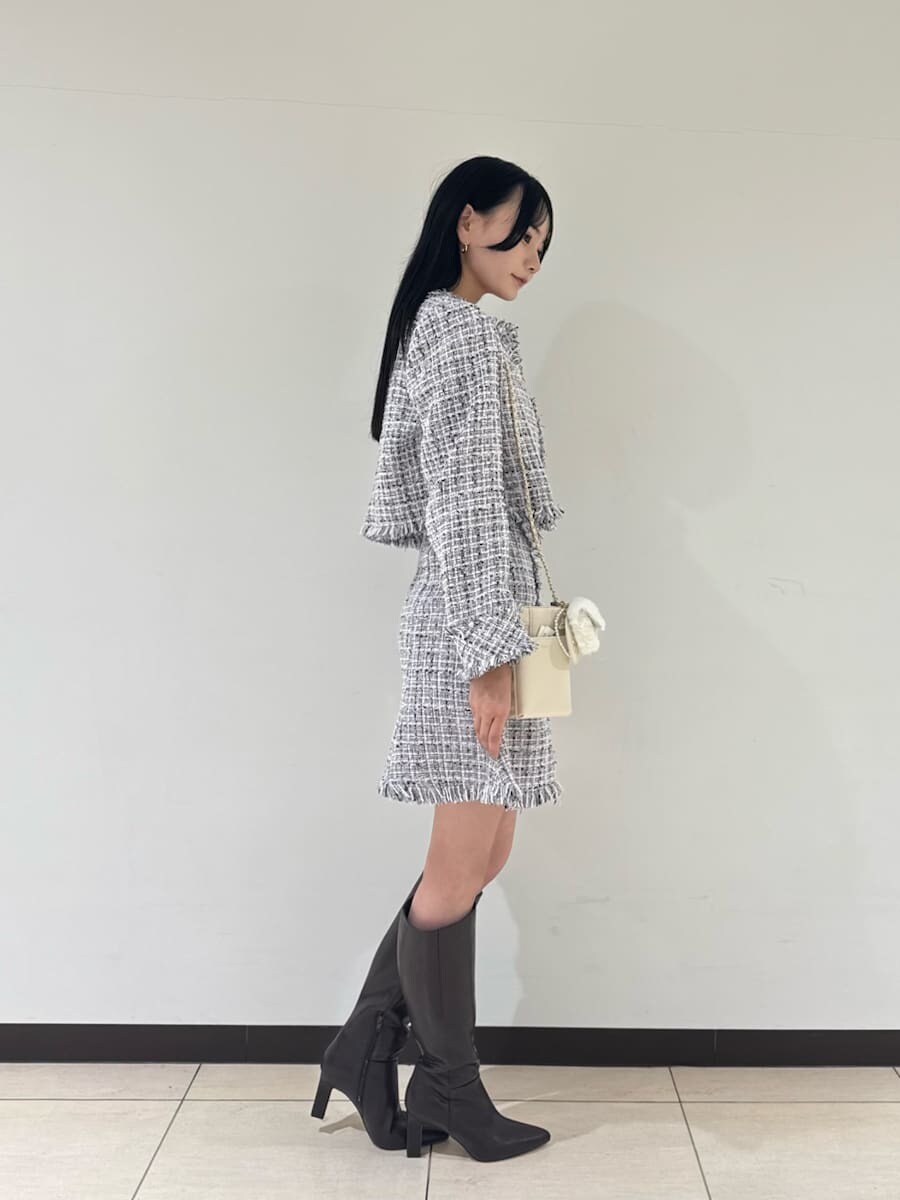 その他のワンピース、その他のノーカラージャケット、ブラウン系のブーツを着用したレディースの秋コーディネートの3枚目の写真